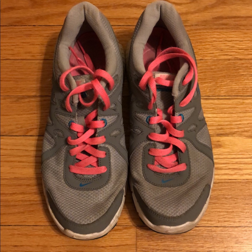 Nike women’s tennis shoes